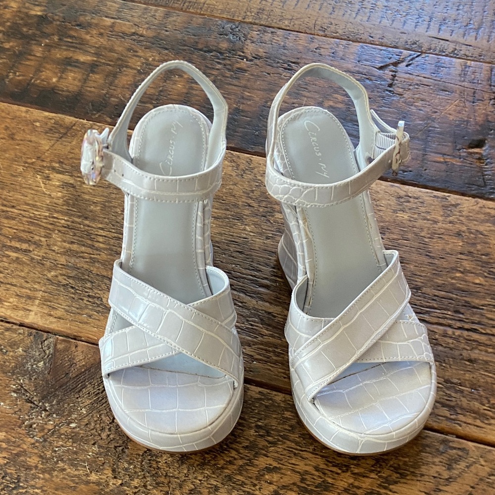 Light grey Croc-Embossed Women Sandals - Picture 1 of 7